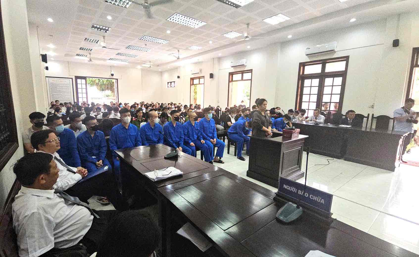 Xét xử 87 bị cáo vụ lừa khách từ TPHCM về Đồng Nai mua dự án ma. Ảnh: HAC