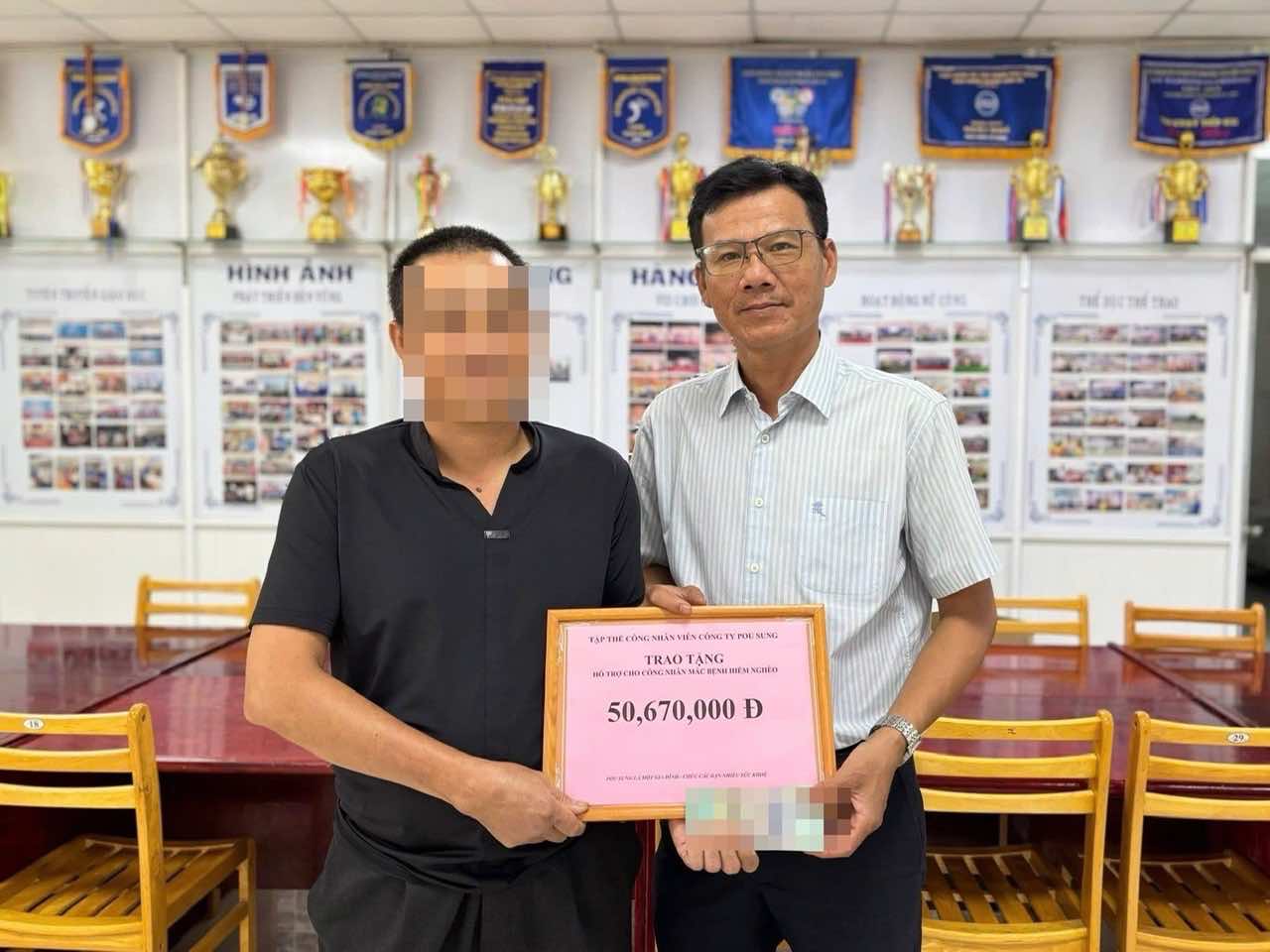 노동조합이 불치병에 걸린 노동자에게 지원금을 전달합니다. 사진: 푸숭 노동조합