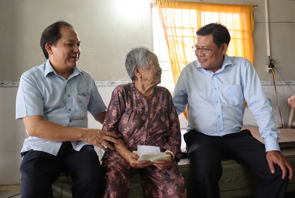 Pho Chu tich UBND tinh An Giang Ngo Cong Thuc (bia phai) tham hoi, tang qua Me Viet Nam anh hung Nguyen Thi Danh (xa An Minh). Anh: Ngoc Mai