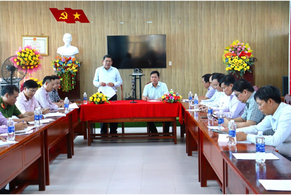 Pho Chu tich UBND tinh An Giang Ngo Cong Thuc phat bieu chi dao tai buoi lam viec voi UBND xa Dong Hoa. Anh: Ngoc Mai