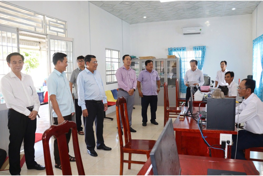 Dong Hoa コミューン行政サービスセンターで働く職員、公務員。写真:Ngoc Mai