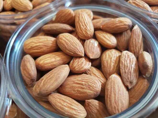 Almonds are rich in soluble fiber... thereby limiting increased blood sugar after eating. Photo: Thanh Ngoc.