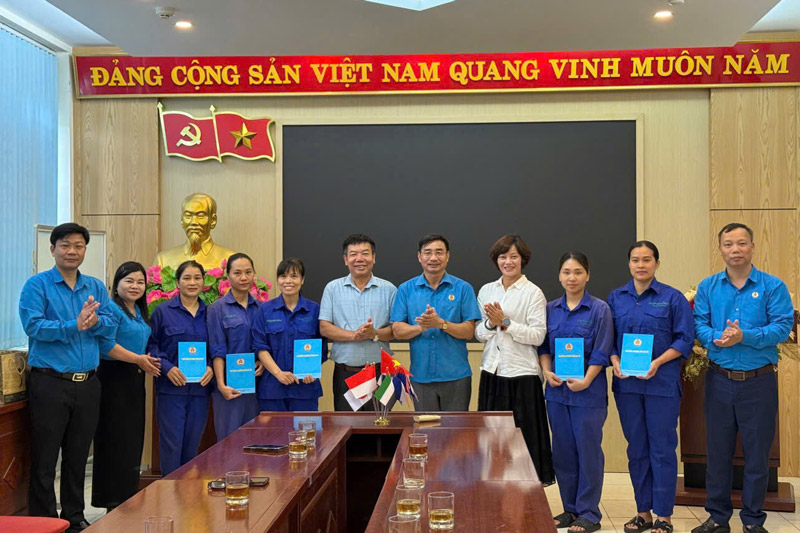 Trao cac phan qua cho doan vien, nguoi lao dong. Anh: Tuan Hai