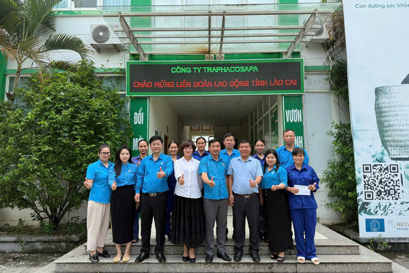 라오까성 노동총연맹 실무단이 지역 기업을 방문하고 있습니다. 사진: 뚜언하이