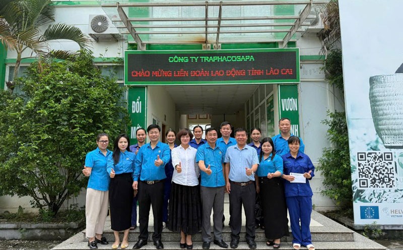 The working delegation of Lao Cai Provincial Labor Federation visited enterprises in the area. Photo: Tuan Hai