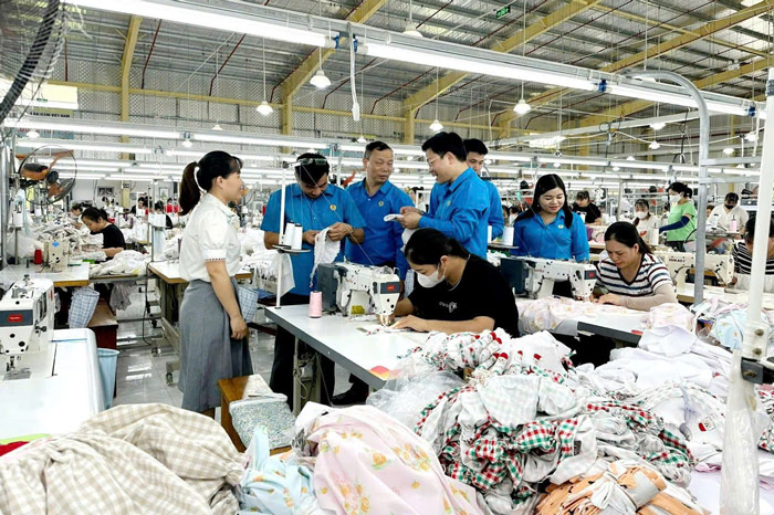 Doan cong tac tham co so lam viec cua nguoi lao dong. Anh: Tuan Hai