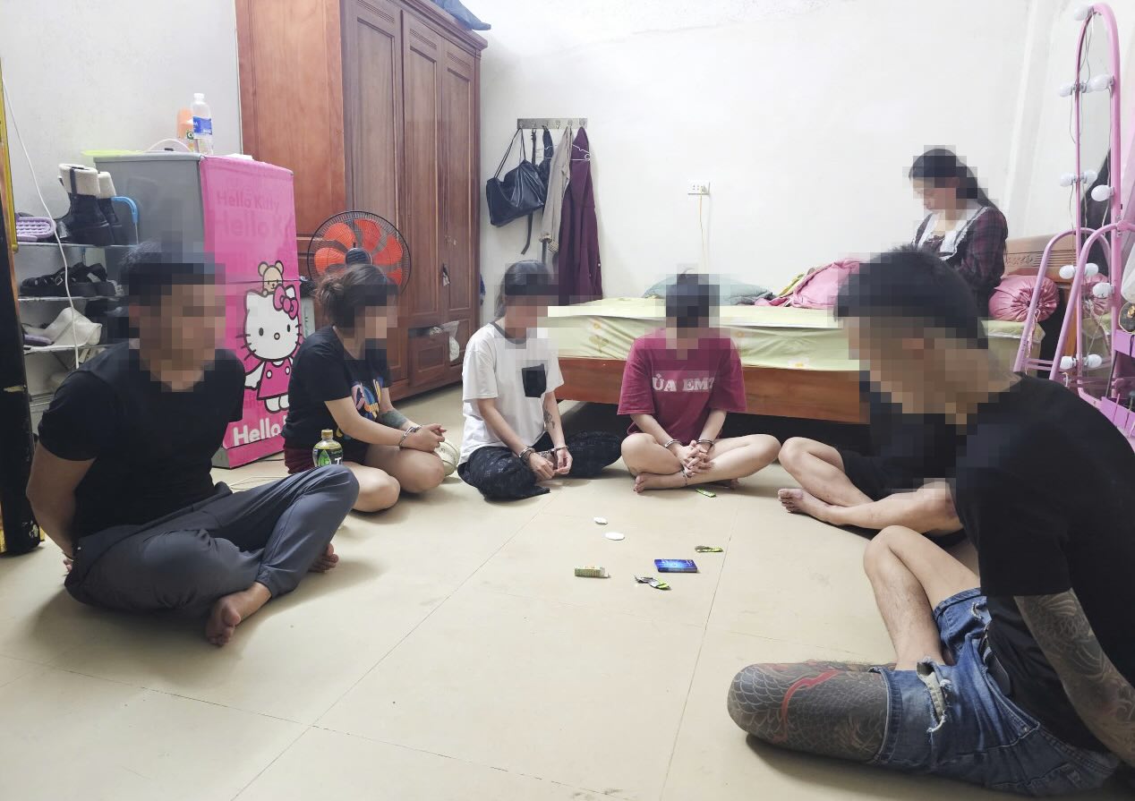 마약을 사용하기 위해 모인 7명의 청소년 그룹이 체포되었습니다. 사진: 꽝찌성 공안