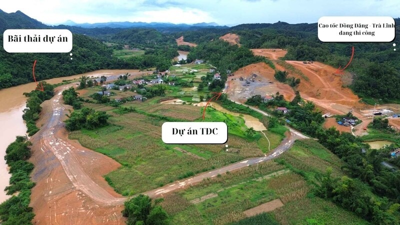 Người dân bức xúc khi đất đá từ công trường khu tái định cư phục vụ cao tốc Đồng Đăng - Trà Lĩnh bị đổ trái phép ra khu dân cư và bờ sông Kỳ Cùng. Ảnh: Khánh Linh