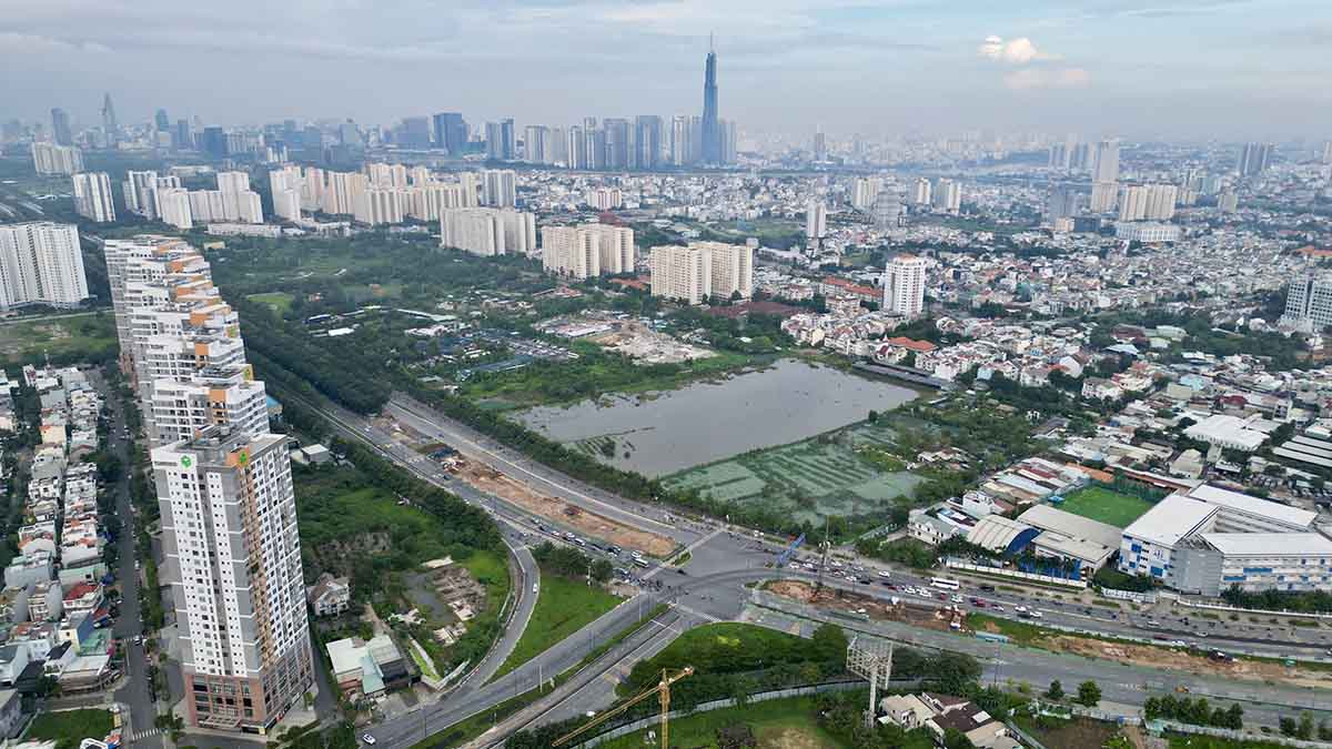 La estacion de Thu Thiem del ferrocarril de alta velocidad norte -sur se encuentra cerca de una interseccion PHU (ciudad de Ho Chi Minh).  Foto: ANH TU