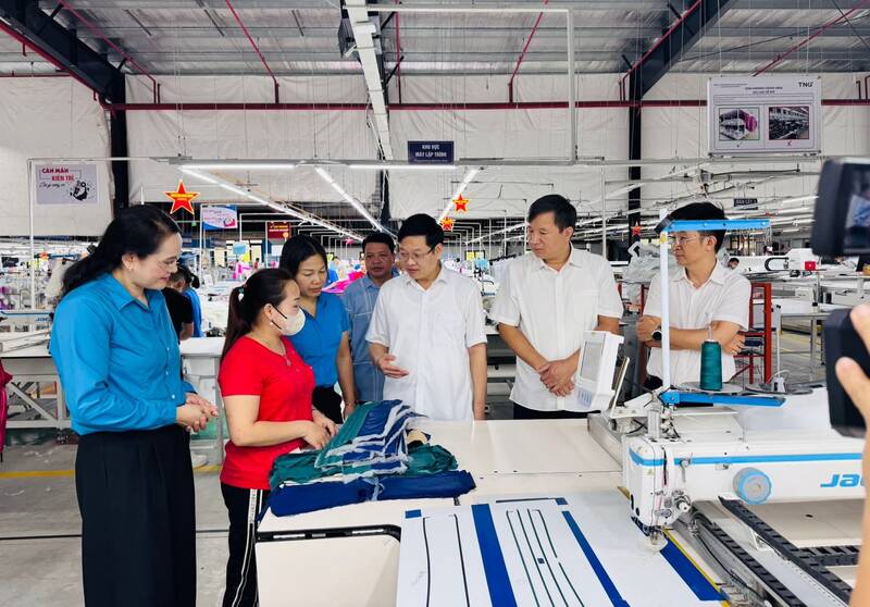 Doan cong tac tham hoi, dong vien nguoi lao dong. Anh: Cong doan Thai Nguyen