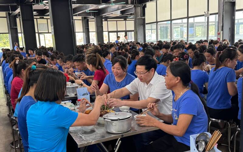 타이응우옌 노동총연맹은 노동자들에게 선물을 증정하는 노동조합 식사를 조직합니다. 사진: 타이응우옌 노동조합