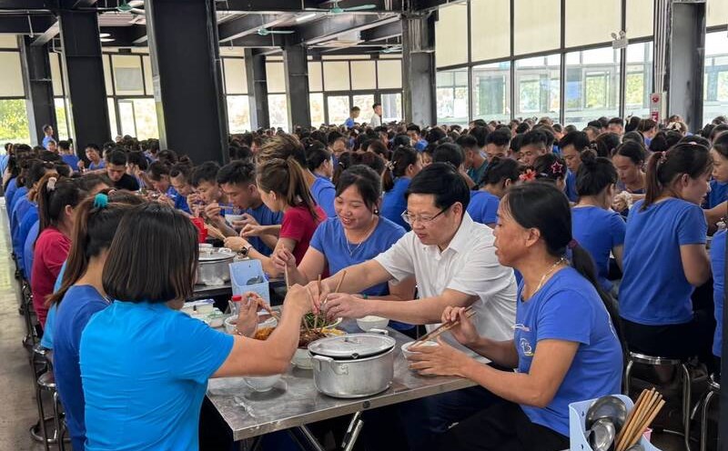 Thai Nguyen Labor Federation organized a union meal and gave gifts to workers. Photo: Thai Nguyen Trade Union