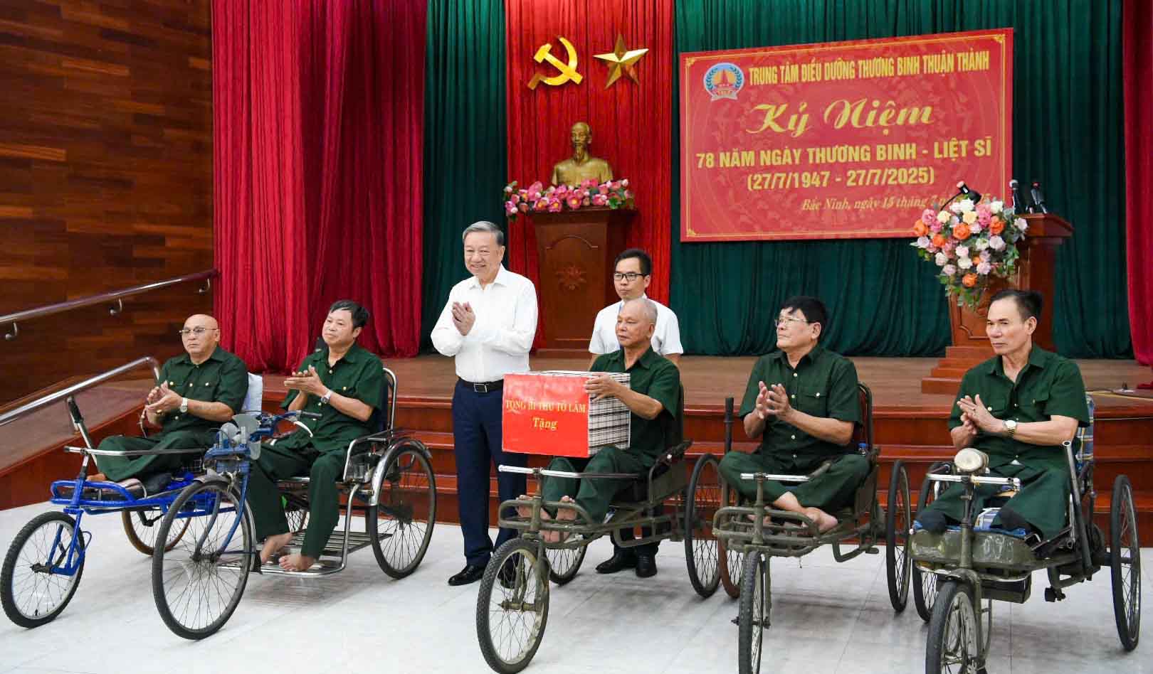 To Lam 총서기장과 중앙 정부 실무단은 2025년 7월 15일 Bac Ninh 성 Ninh Xa 구 Thuan Thanh 부상병 재활 센터에서 부상병 부상병에게 선물을 전달하기 위해 방문했습니다. 사진: Tran Tuan