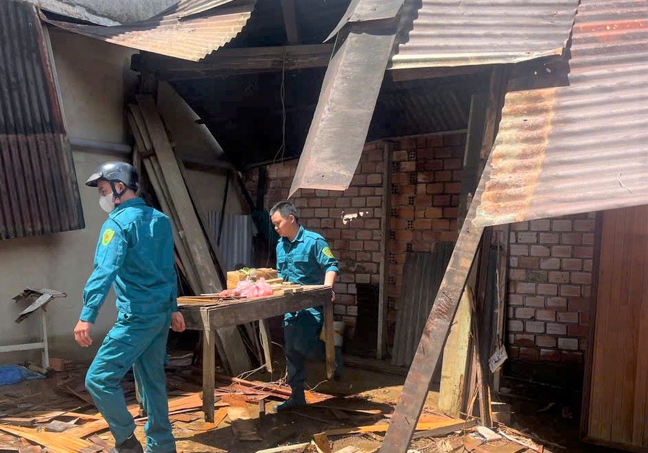 The militia participated in clearing the scene of the collapsed house. Photo: Lam Hong