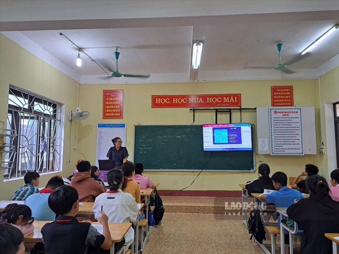 Một tiết dạy tăng cường của giáo viên vùng cao Hòa Bình cũ (nay là tỉnh Phú Thọ). Ảnh: Khánh Linh