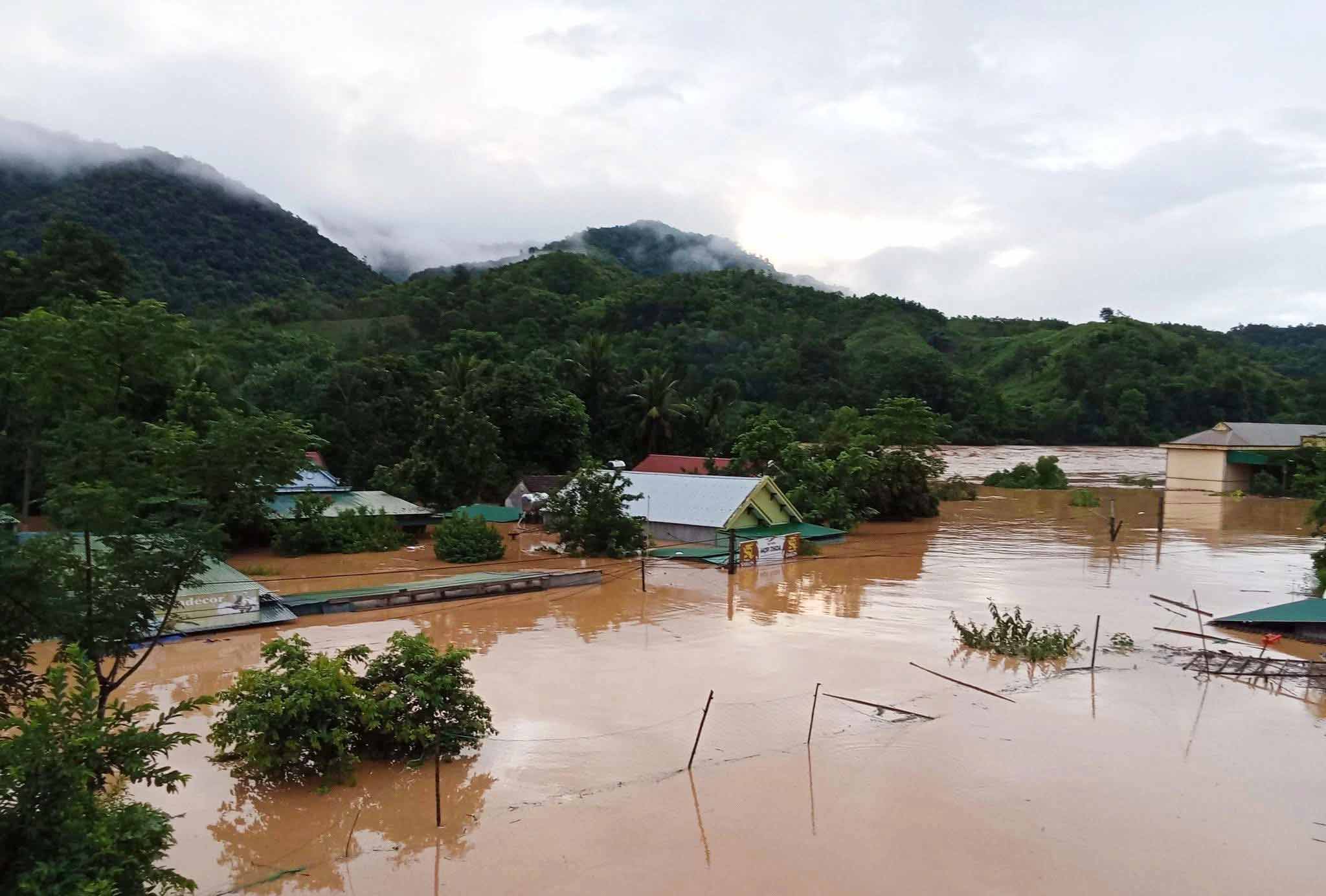 Many areas in the mountainous communes of western Nghe An are deeply submerged in water due to storm No. 3. Photo: Hai Duong