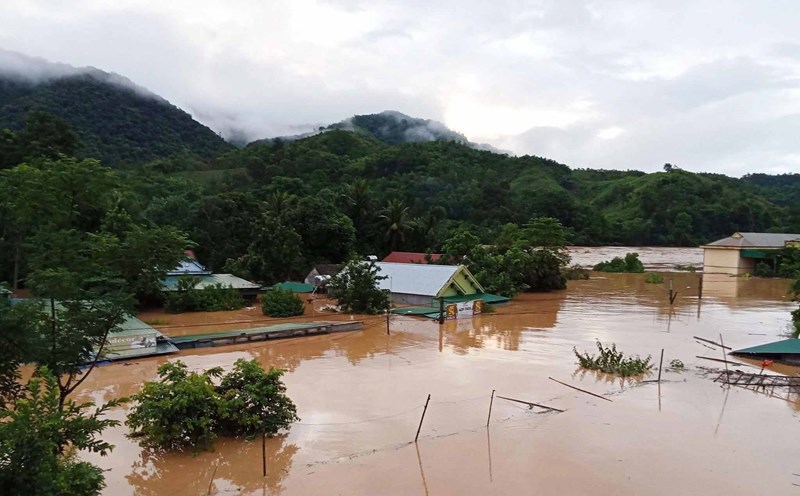Many areas in the mountainous communes of western Nghe An are deeply submerged in water due to storm No. 3. Photo: Hai Duong
