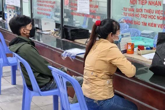 2026年1月1日から、懲戒処分を受けた人は、これらの条件を満たせば失業手当を受け取ることができます。写真:ナムズオン