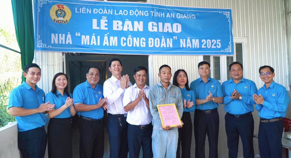 Ban giao nha Mai am Cong doan cho doan vien Hua Van Phuoc. Anh: Nguyen Anh