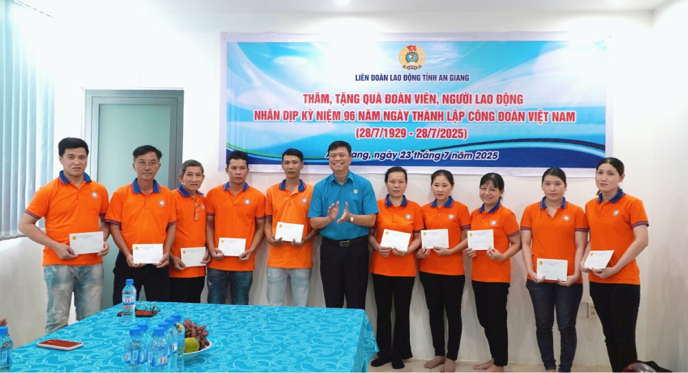 안장성 노동총연맹 위원장 Do Tran Thinh이 Huy Nam 유한회사의 어려운 조합원에게 선물을 증정하고 있습니다. 사진: Nguyen Anh