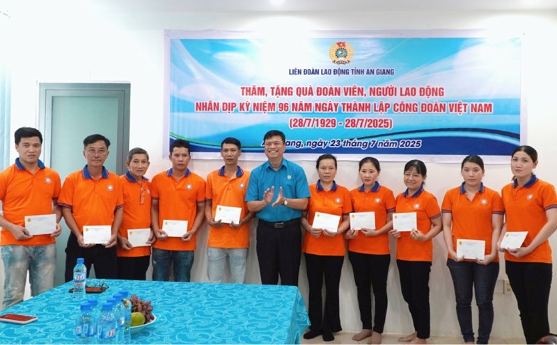 Chairman of the An Giang Provincial Federation of Labor Do Tran Thinh presented gifts to union members in difficult circumstances of Huy Nam Company Limited. Photo: Nguyen Anh