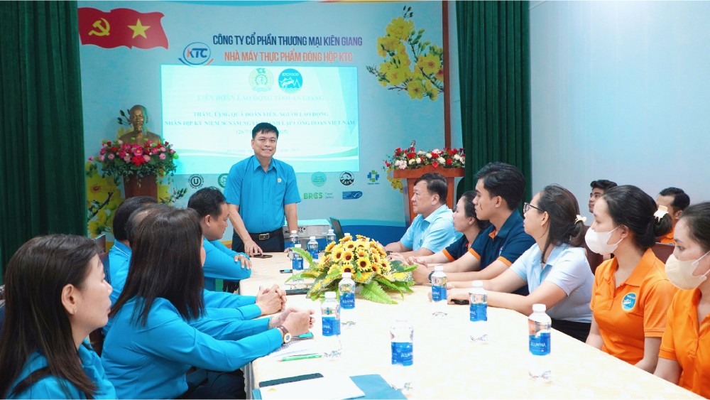 Chu tich LDLD tinh An Giang Do Tran Thinh va doan cong tac den tham, tang qua cho doan vien, NLD Cong ty Co phan Thuong mai Kien Giang. Anh: Nguyen Anh