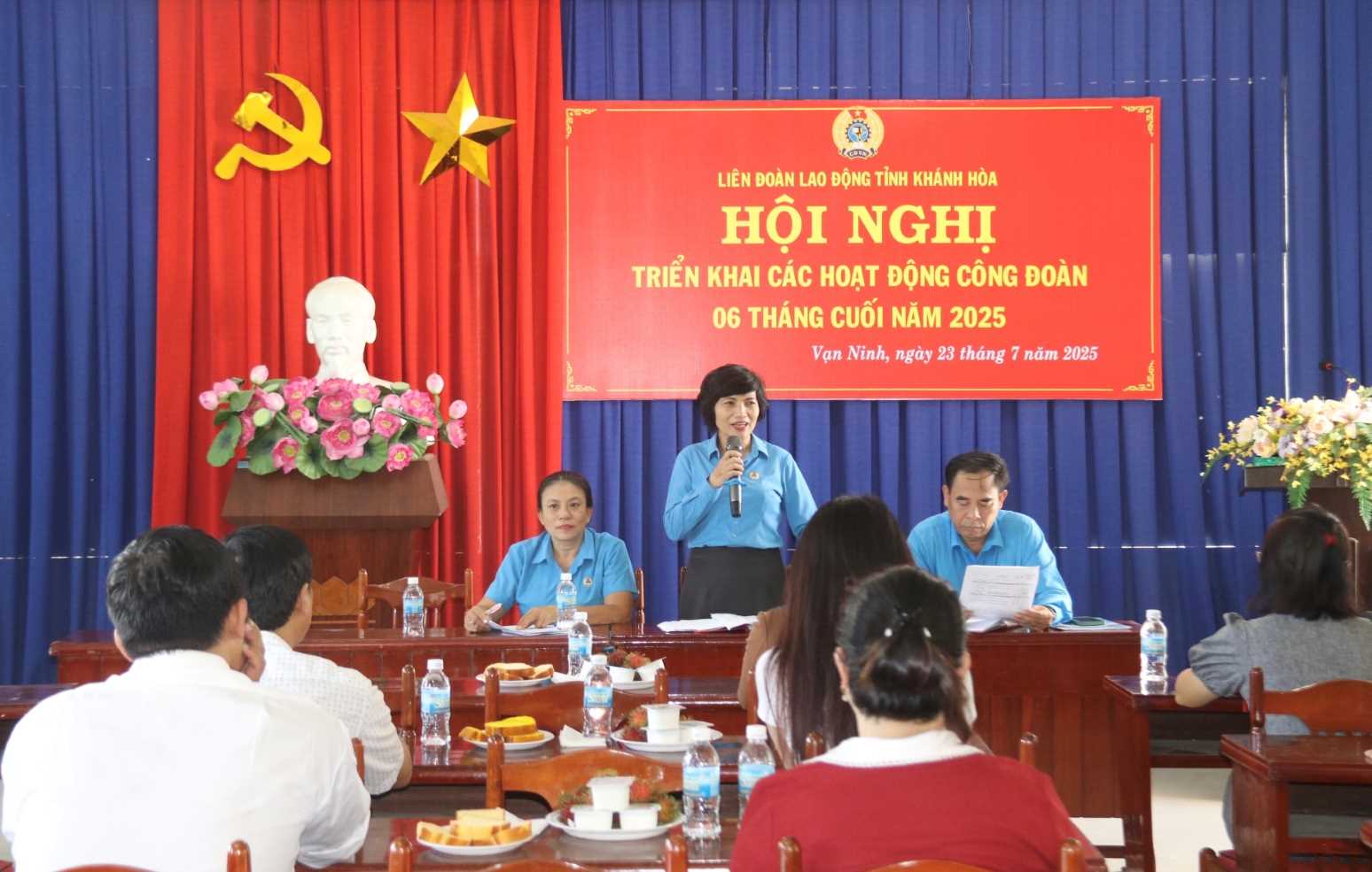 Khanh Hoa 지방 노동 연맹은 Van Ninh 지역의 CDCS에 하반기 업무를 시행하기 위한 회의를 조직했습니다. 사진: Phuong Linh