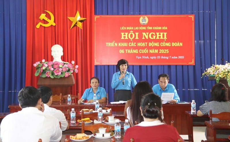 Khanh Hoa Provincial Federation of Labor held a conference to deploy work in the last 6 months of the year to grassroots unions in Van Ninh area. Photo: Phuong Linh