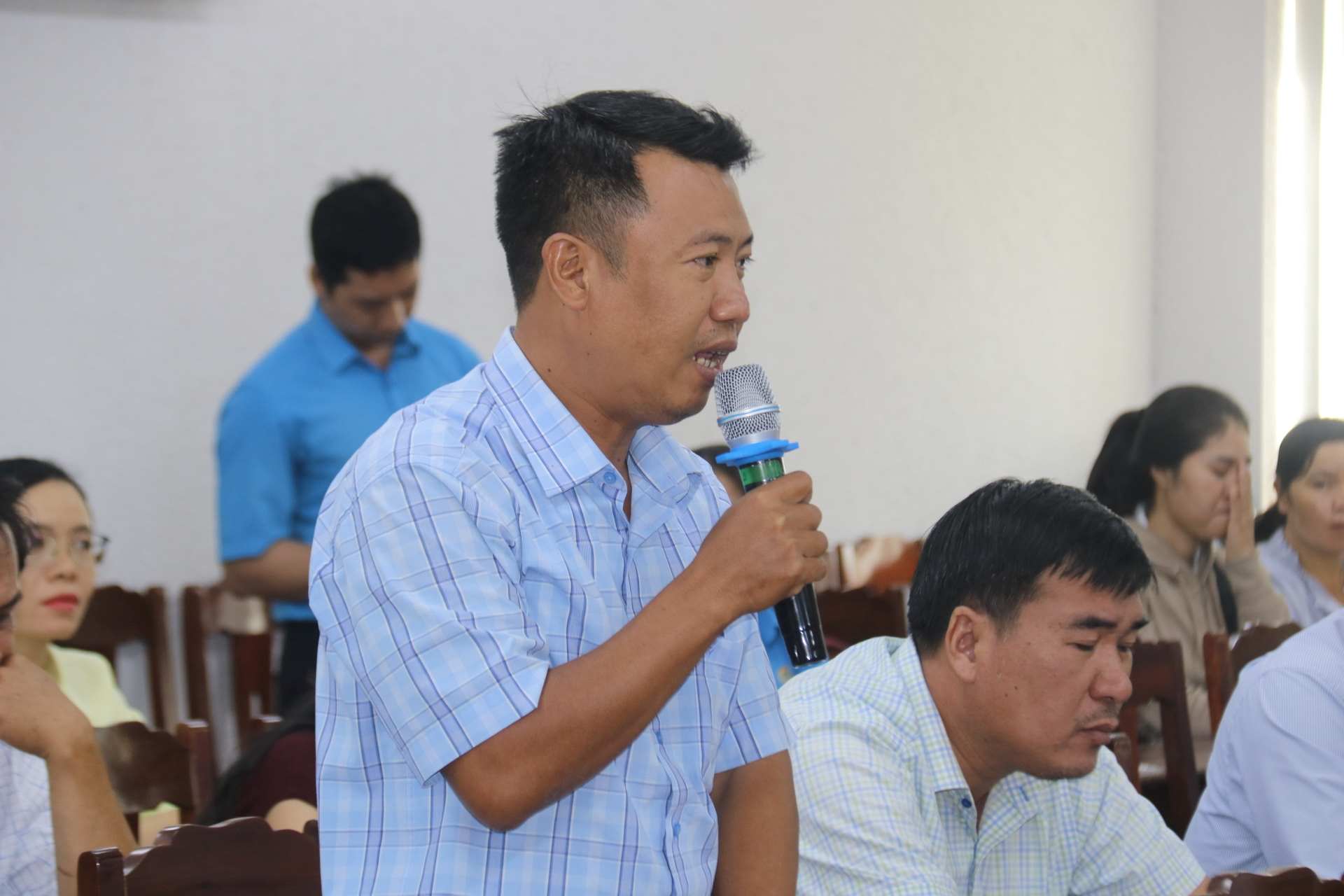 Dai dien Uy ban Mat tran to quoc xa Tan Dinh, tinh Khanh Hoa chia se tai hoi nghi. Anh: Phuong Linh