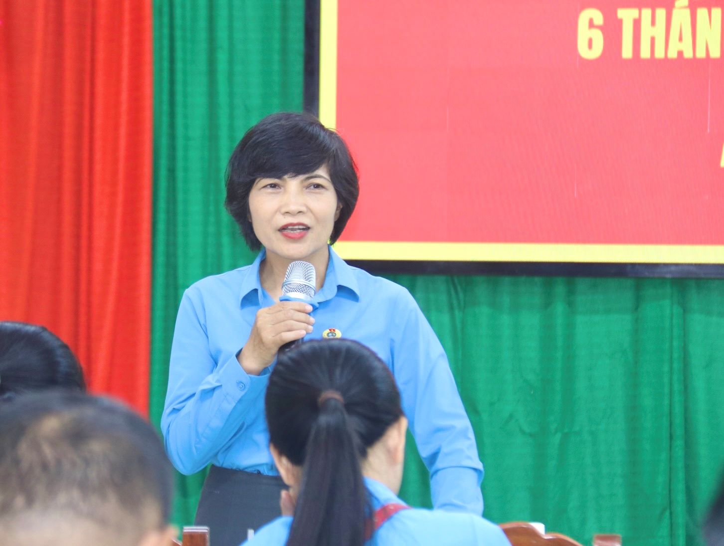 Ba Tran Thi Huong - Pho Chu tich LDLD tinh thong tin ve hoat dong cong doan trong 6 thang cuoi nam den CDCS thuoc dia ban cac xa bac Khanh Hoa. Anh: Phuong Linh