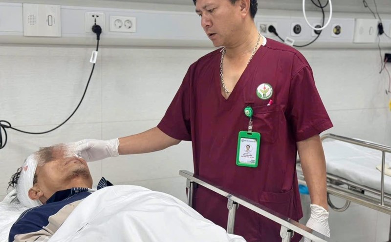 Rescue for victims in the car accident that lost control on Kham Thien Street. Photo: BVCC