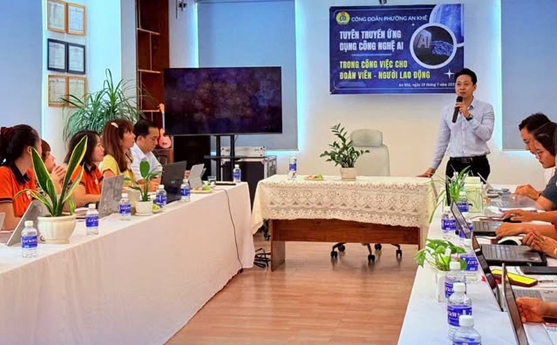 The An Khe Ward Labor Union, Da Nang City organizes introductions and training on the application of AI technology for union members. Photo: Tra Van