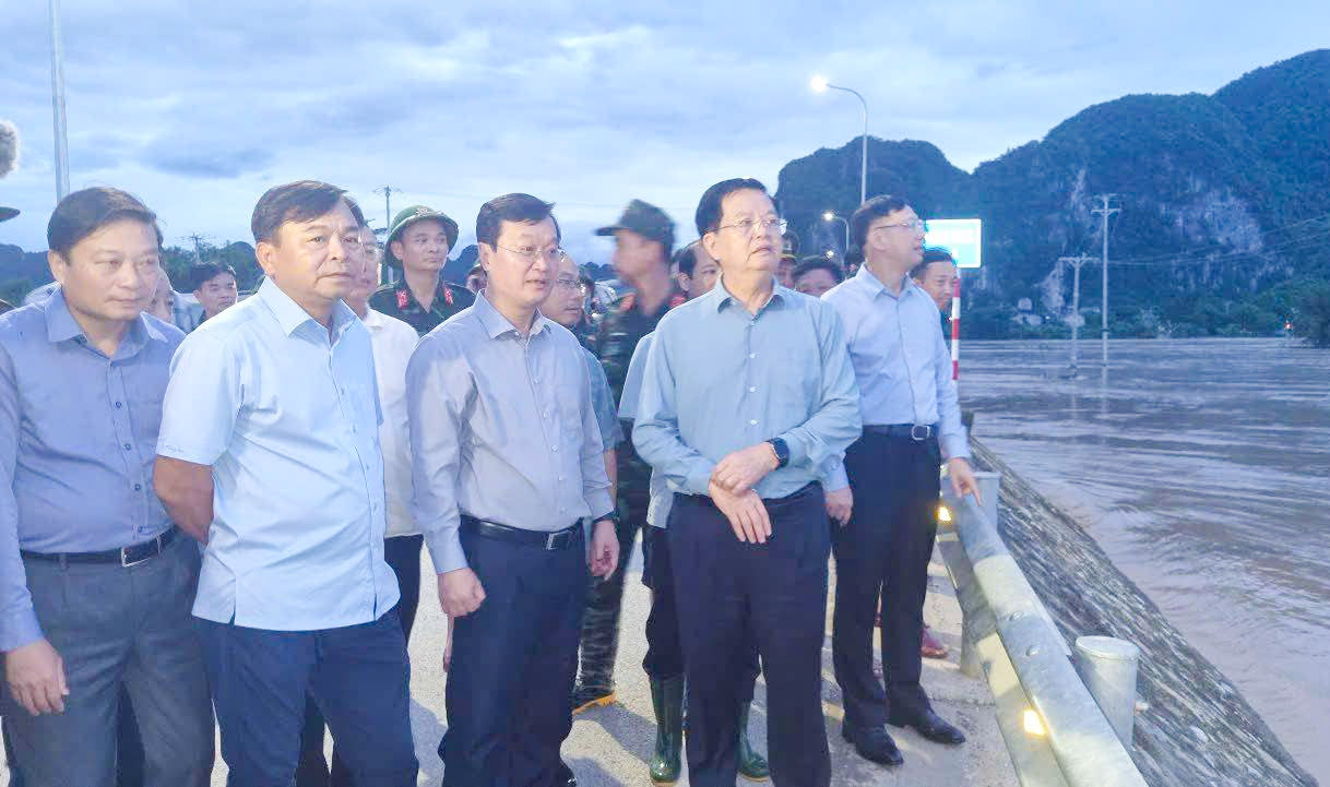 Dong chi Mai Van Chinh - Uy vien Ban Chap hanh Trung uong Dang, Pho Thu tuong Chinh phu da den kiem tra, chi dao cong tac ung pho, khac phuc hau qua lu lut tai xa Con Cuong. Anh: Pham Bang