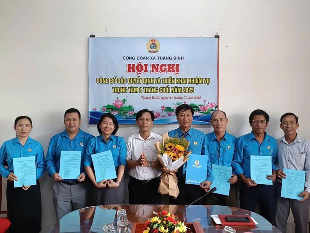 다낭시 탕빈 코뮌 노동조합이 2025년 하반기 임무를 시행하기 위해 간부를 출범했습니다. 사진: Tra Van