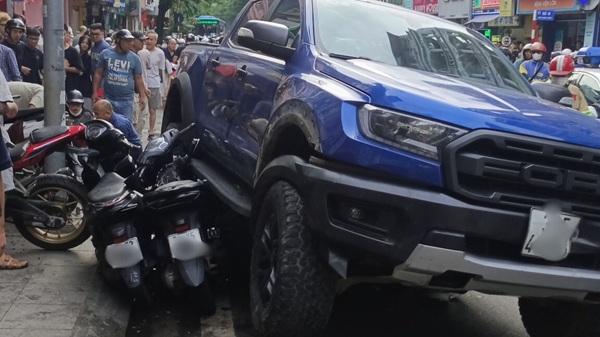 Aucune quantite d'alcool et de drogue n'a ete detectee chez le chauffeur de la voiture 'dien' dans la rue Kham Thien. Photo : Thach Moc
