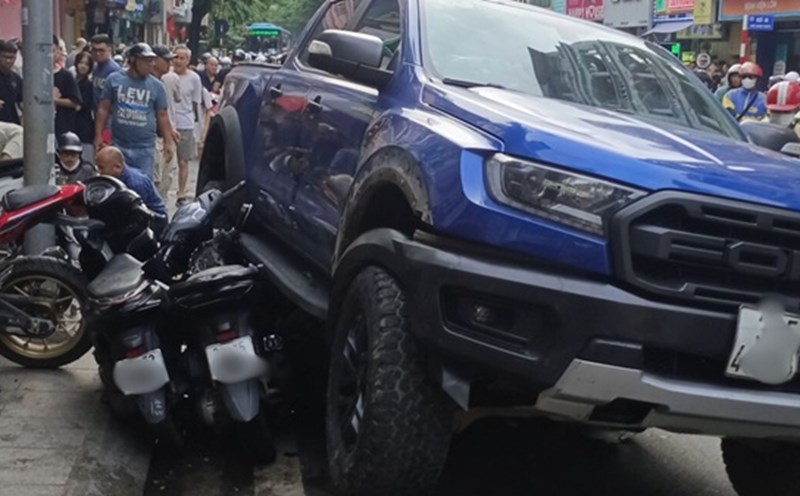 No alcohol or drug levels were detected in the driver of the "crazy" car on Kham Thien Street. Photo: Thach Moc