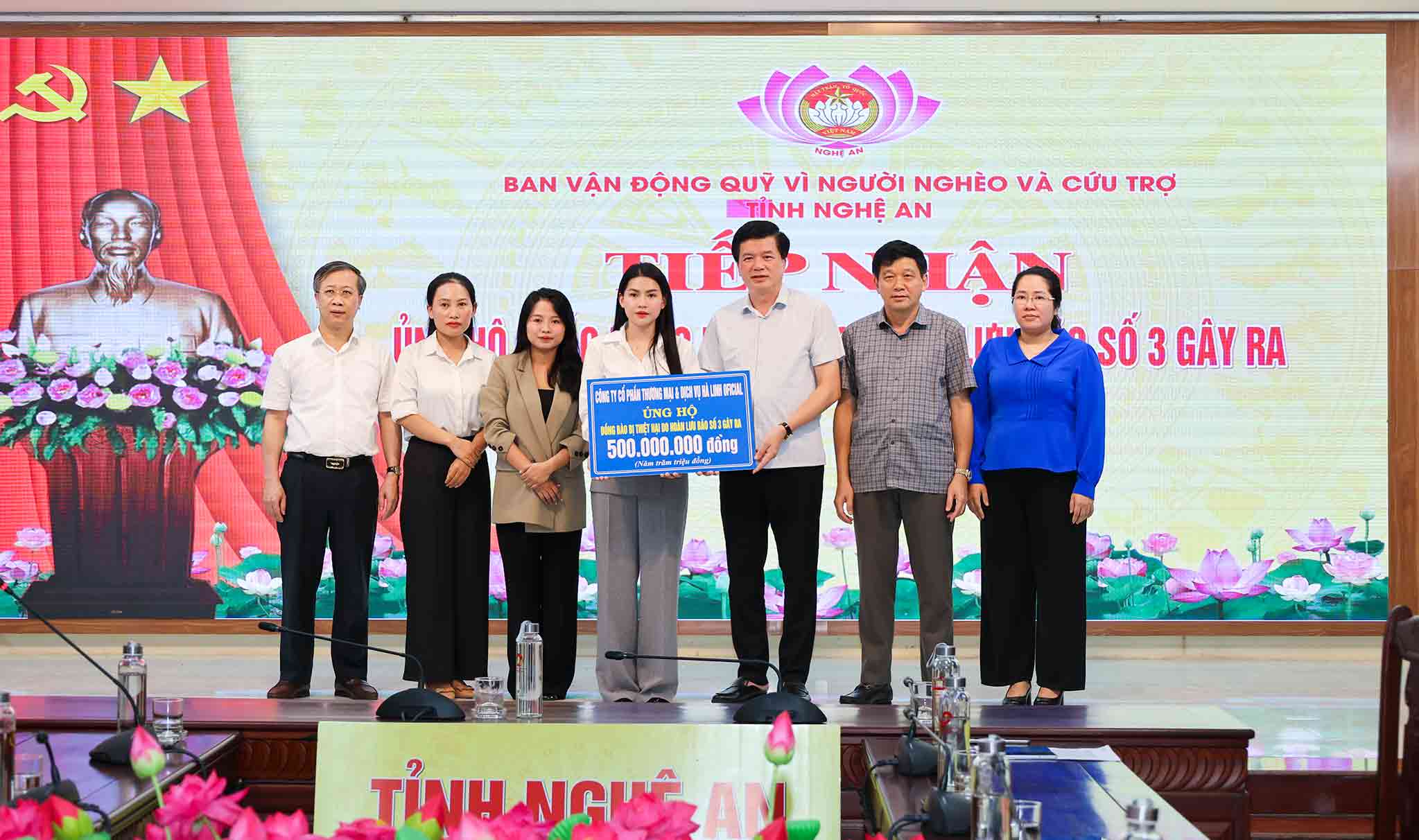 Cong ty Vo Ha Linh ung ho 500 trieu dong cho nguoi dan bi anh huong boi con bao so 3 thong qua Uy ban MTTQ Viet Nam tinh Nghe An. Anh: Dang Cau