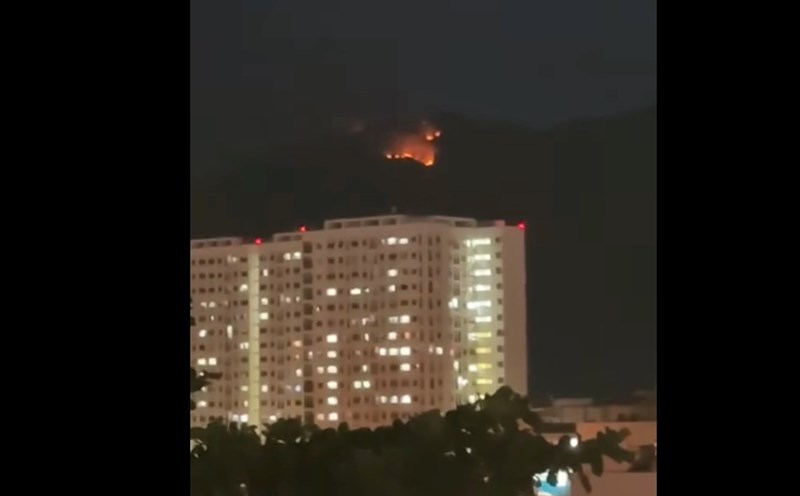 A fire that broke out on Chin Khuc Mountain in Nha Trang was controlled by the authorities. Photo: Huu Long