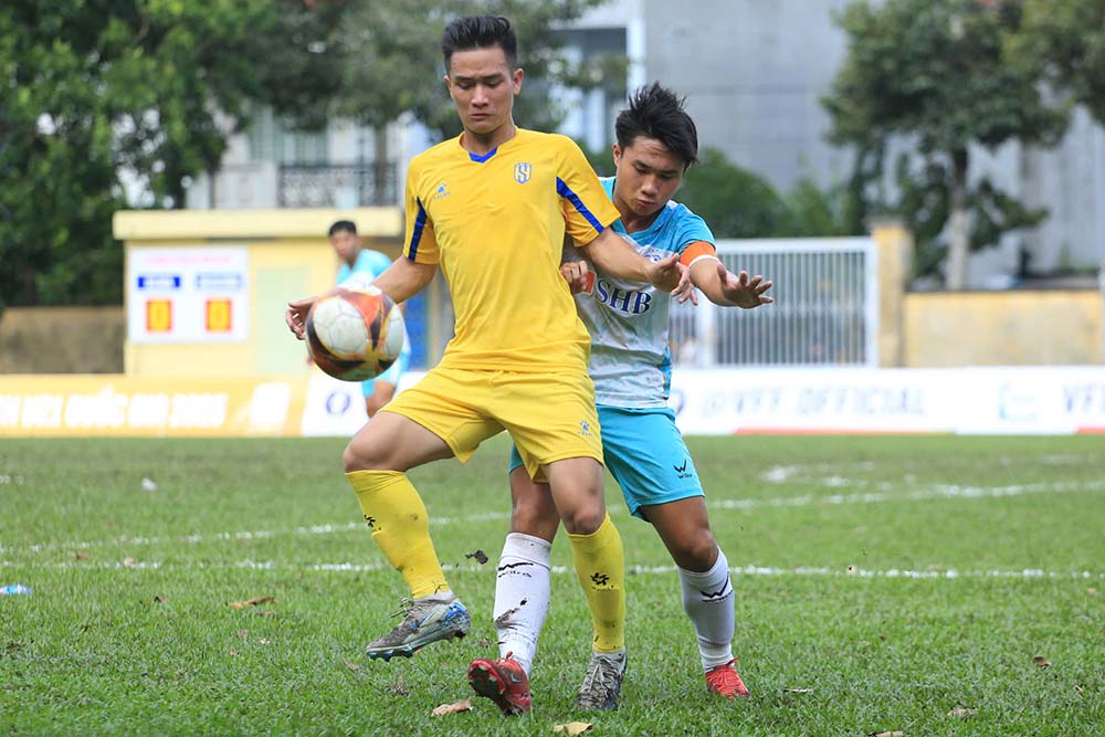 Both Song Lam Nghe An (yellow shirt) and Da Nang passed the group stage of the 2025 National U21 tournament. Photo: VFF
