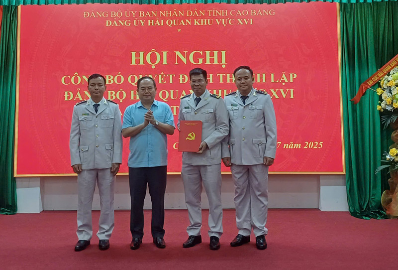 Le comite du Parti des douanes de la region XVI vient d'etre renforce. Photo : Minh Tuan
