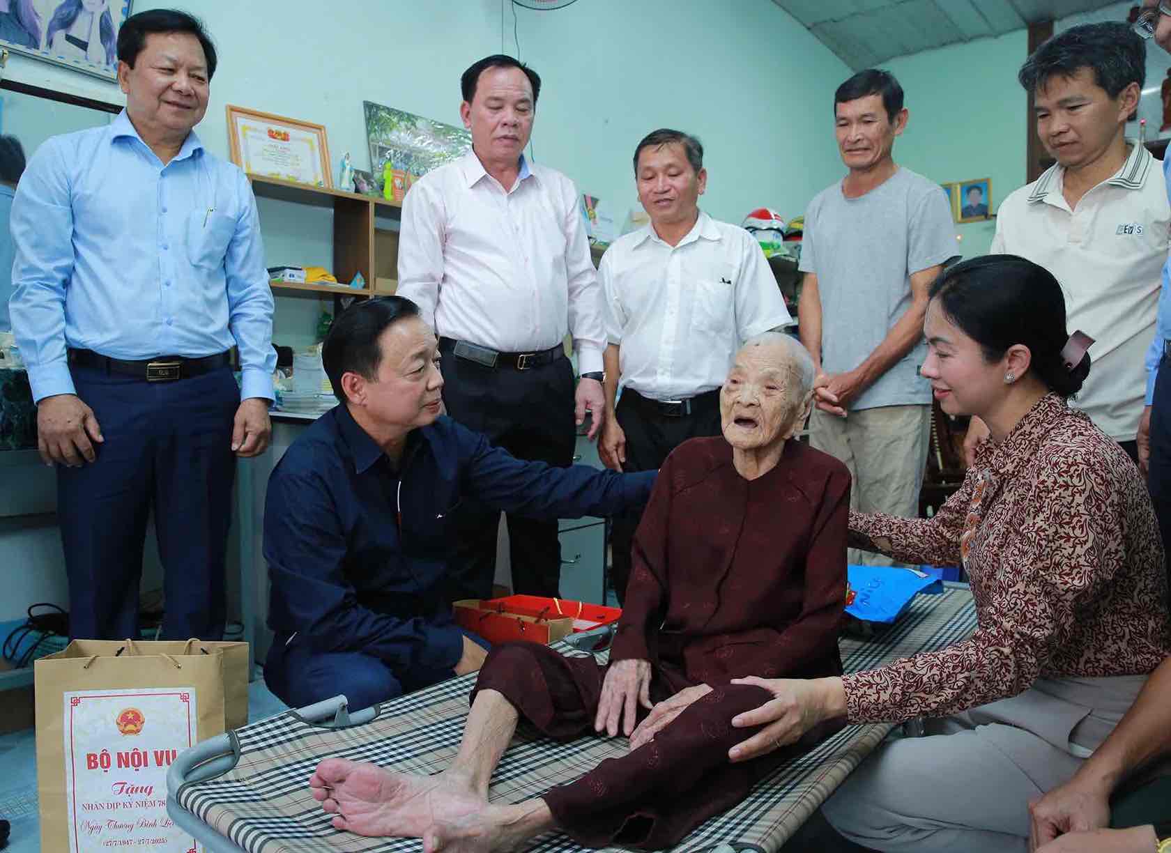 Deputy Prime Minister visits and presents gifts to Vietnamese Heroic Mother Nguyen Thi Mui - Photo: VGP/Minh Khoi