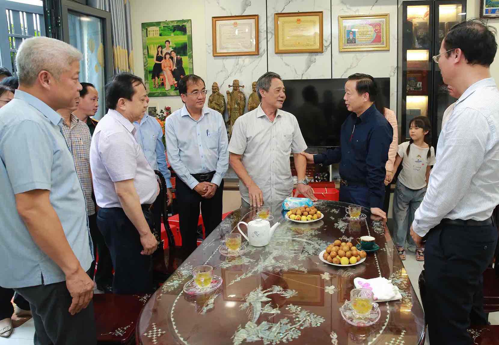 Pho Thu tuong tham va tang qua thuong binh Nguyen Van Chinh - Anh: VGP/Minh Khoi