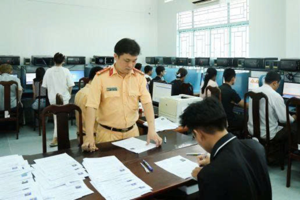 Sat hach vien Phong CSGT giam sat phan thi ly thuyet lai xe cua cac thi sinh. Anh: Cong an Can Tho
