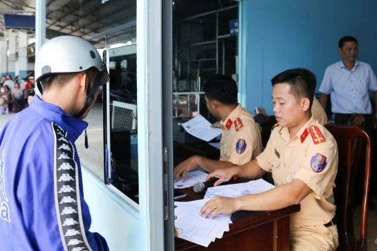 Cac thi sinh lam thu tuc trong phan thi trong hinh doi voi xe mo to. Anh: Cong an Can Tho