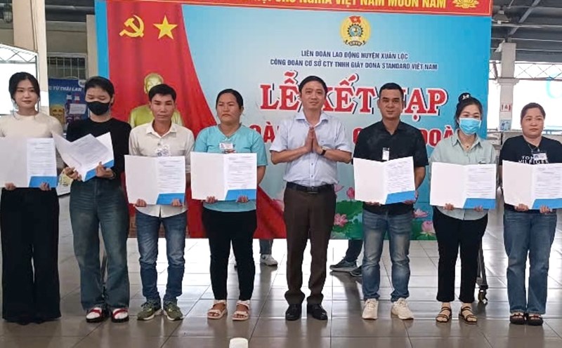 The grassroots union of Dona Standard Vietnam Shoes Co., Ltd. admitted 86 more union members. Photo: HAC