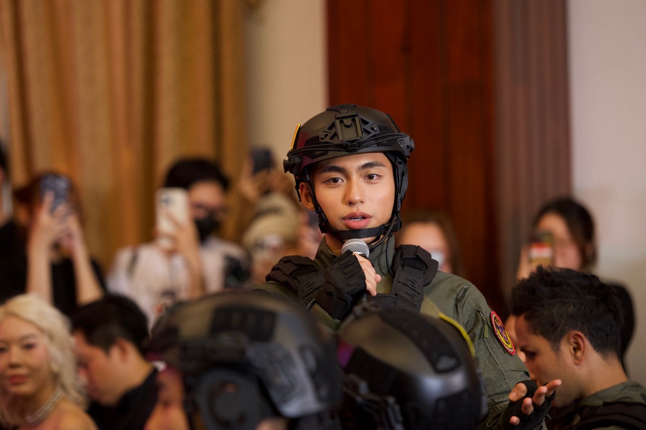 勇敢な兵士のための記者会見での歌手モノ。写真：組織委員会.