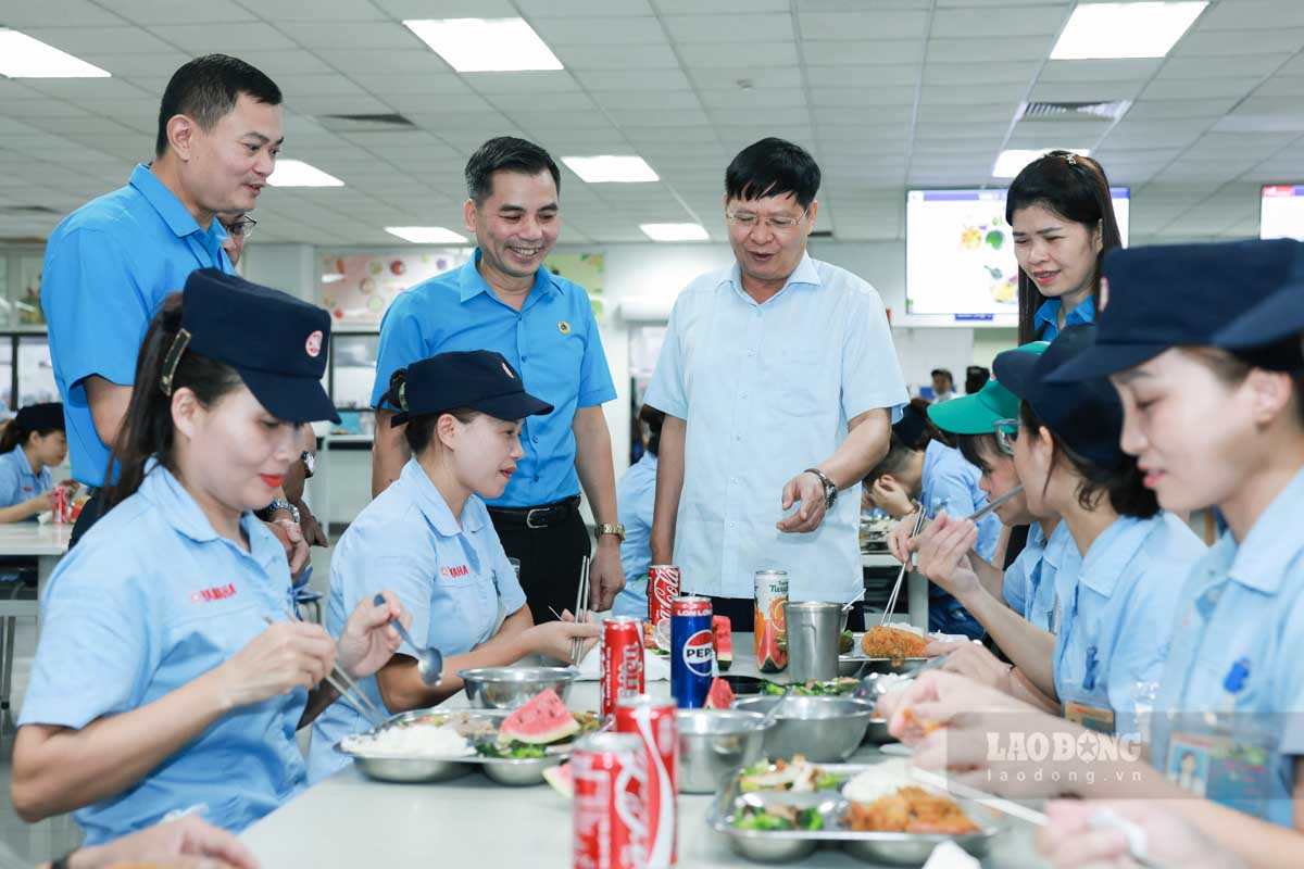 베트남 노동총연맹 부위원장 Phan Van Anh과 하노이시 노동총연맹 상임 부위원장 Le Dinh Hung이 Yamaha Motor Viet Nam 유한회사에서 열린 노동조합 점심 식사에 참석했습니다. 사진: Hai Nguyen