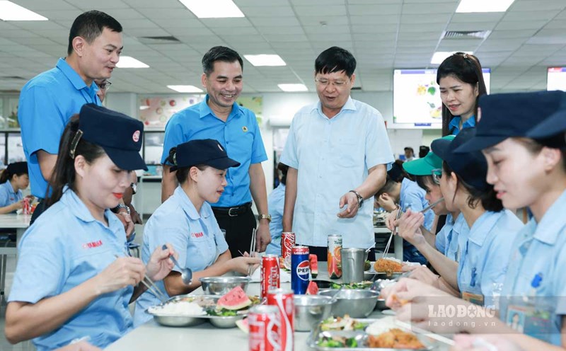 Vice President of the Vietnam General Confederation of Labor Phan Van Anh and Permanent Vice President in charge of the Hanoi City Confederation of Labor Le Dinh Hung attended the Union Meal at Yamaha Motor Vietnam Co., Ltd. Photo: Hai Nguyen