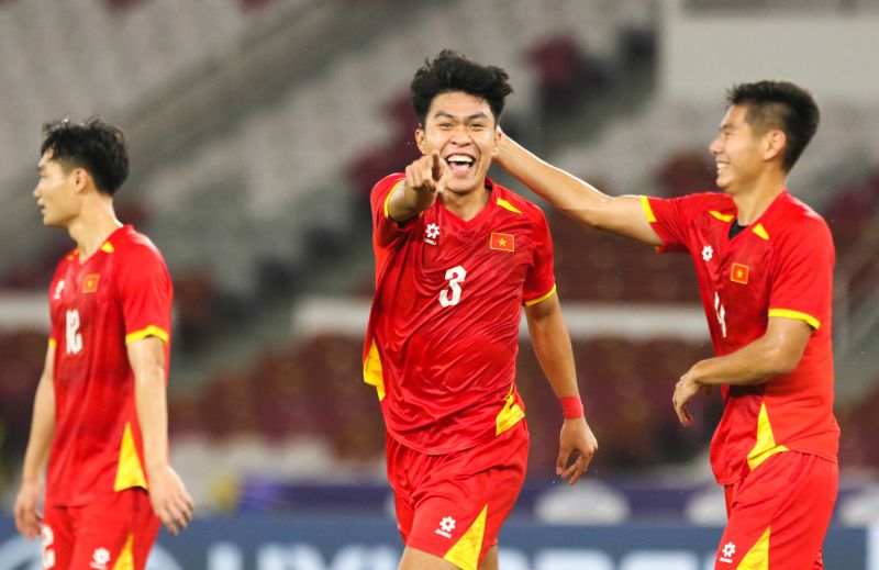 Center back Ly Duc was injured before the semi-final match between U23 Vietnam and U23 Philippines. Photo: VFF