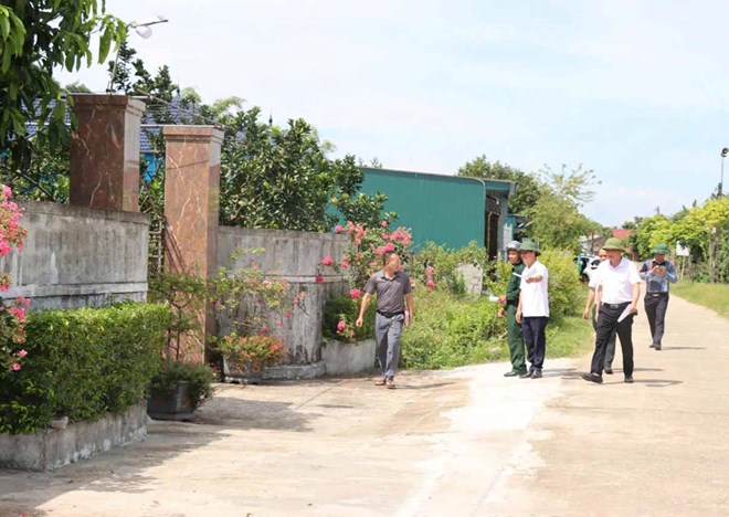 Lanh dao UBND xa Duc Quang (tinh Ha Tinh) trien khai cac buoc trong cong tac giai phong mat bang de tien toi thuc hien boi thuong cho ho dan bi anh huong cua du an duong sat toc do cao. Anh: Tran Tuan